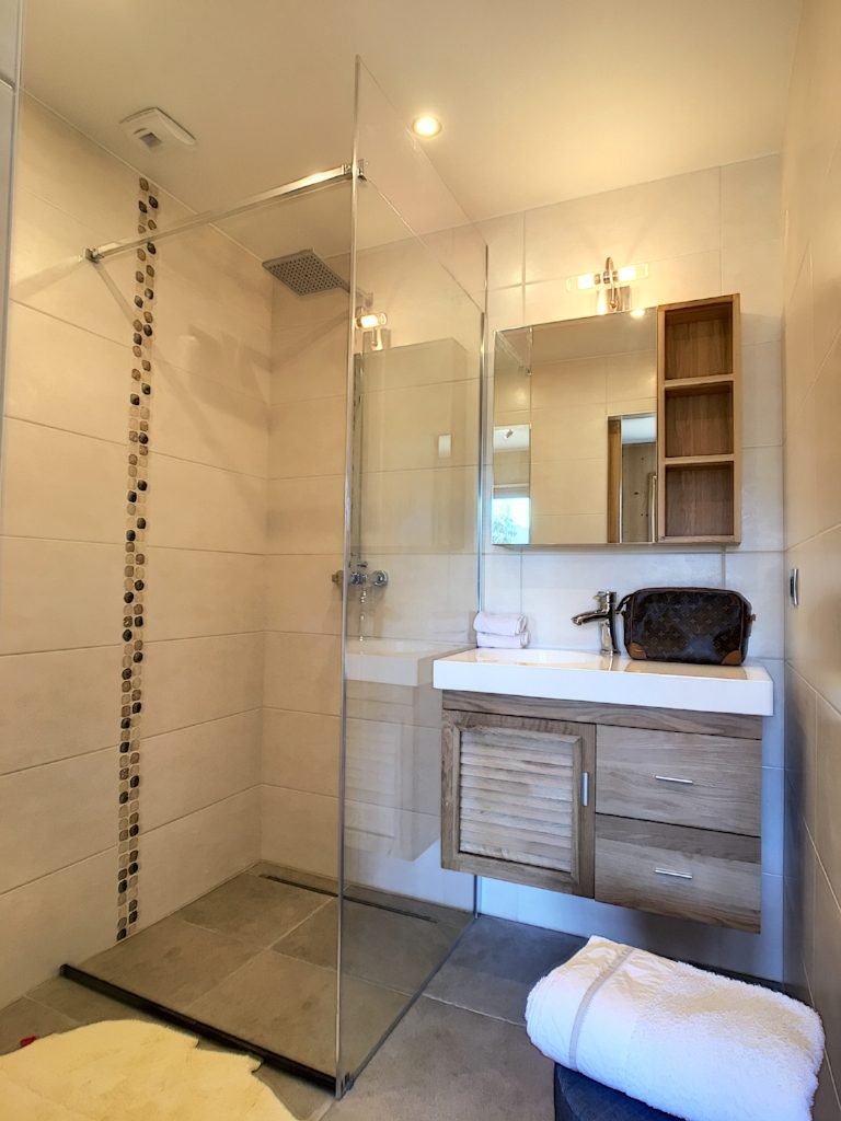 Brand-new chalet for rent in Megève, at the foot of Mont d’Arbois. – Photo 9 Brand-new chalet for rent in Megève, at the foot of Mont d'Arbois. - Photo 9