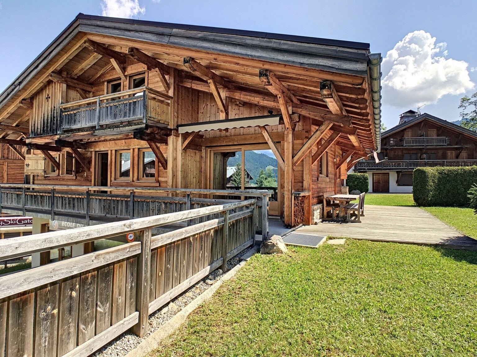 Traditional chalet for rent in Megève, at the foot of the Rochebrune slopes. - Photo 1