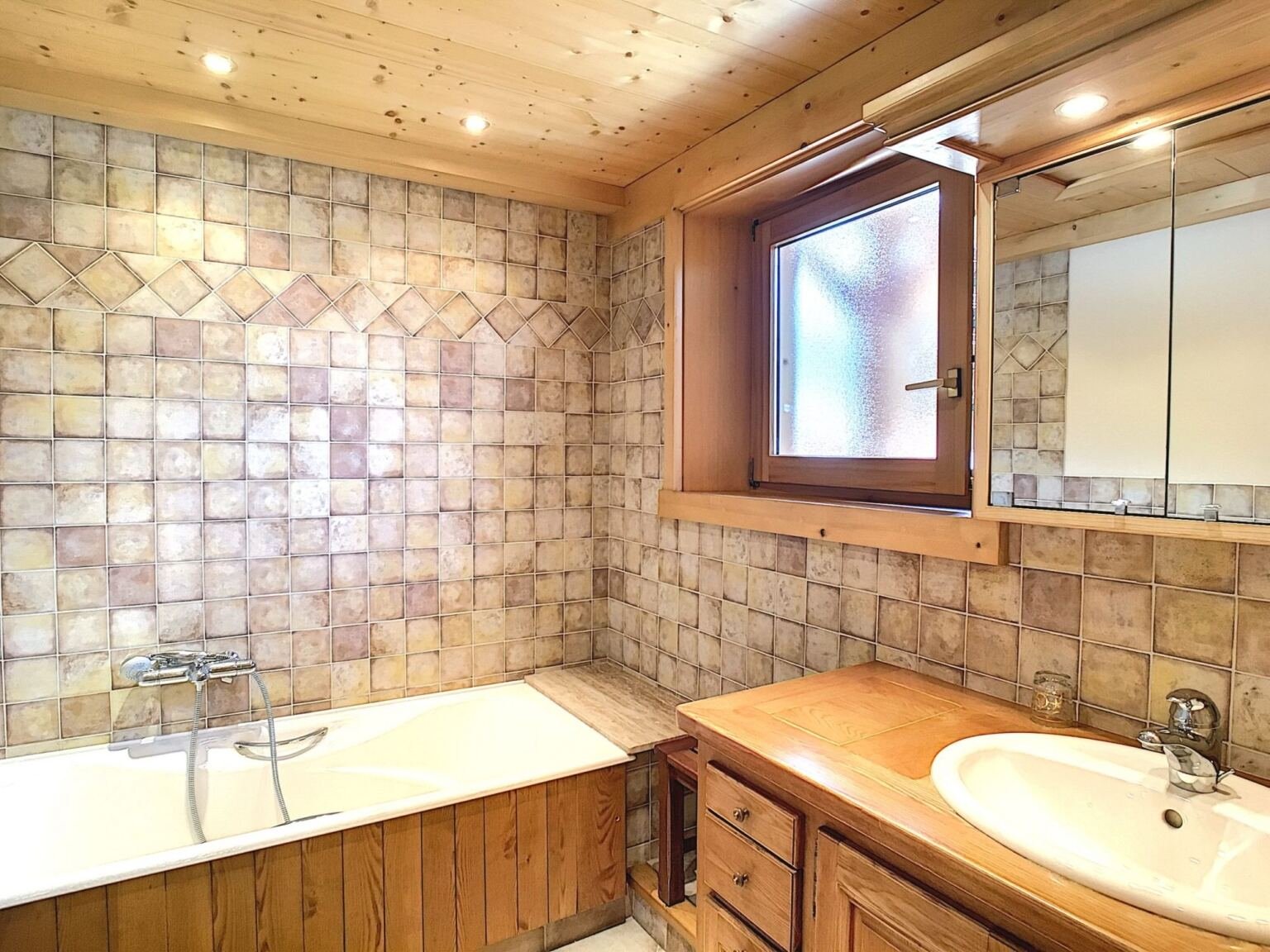 Traditional chalet for rent in Megève, at the foot of the Rochebrune slopes. - Photo 6