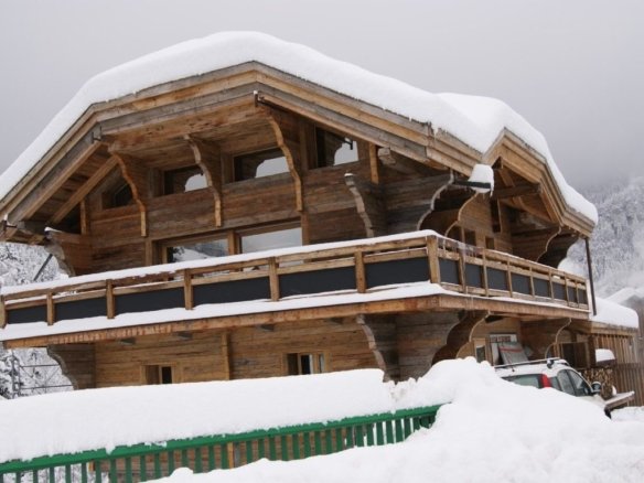 Recent, contemporary chalet for rent in the centre of Flumet. - Photo 1