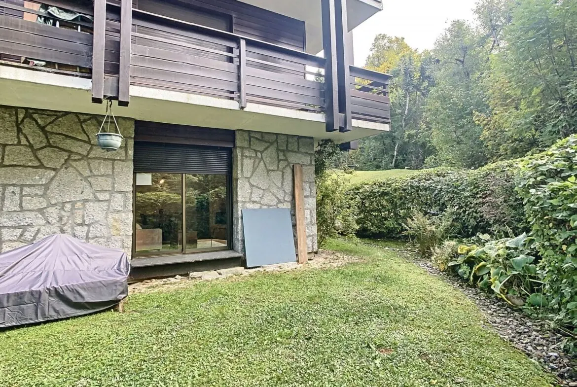 Jardin privatif exposé sud-ouest — Duplex Renardière, location saisonnière à Megève