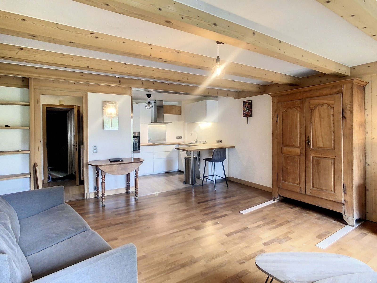 Small chalet for rent for the season, right in the heart of the village of Megève. – Photo 2 Small chalet for rent for the season, right in the heart of the village of Megève. - Photo 2