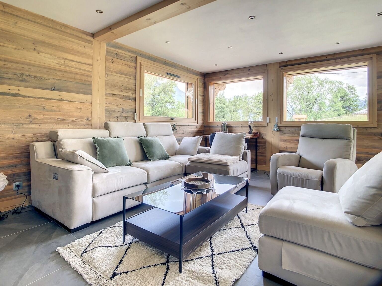 Brand-new chalet for rent in Combloux, facing Mont Blanc. - Photo 1