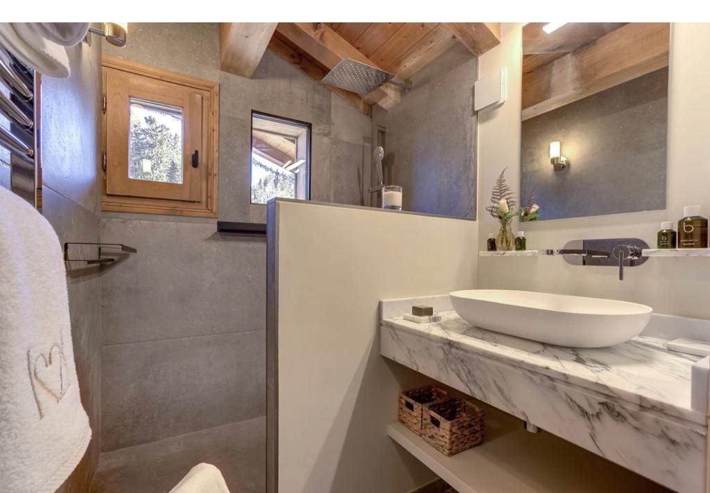 Contemporary chalet for rent in Megève. - Photo 10