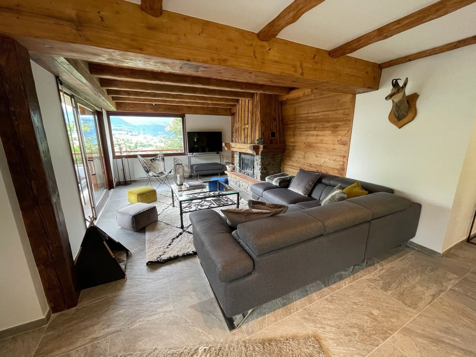 Large family chalet for 12 to 16 people, recently renovated, for rent in Combloux. – Photo 2 Large family chalet for 12 to 16 people, recently renovated, for rent in Combloux. - Photo 2