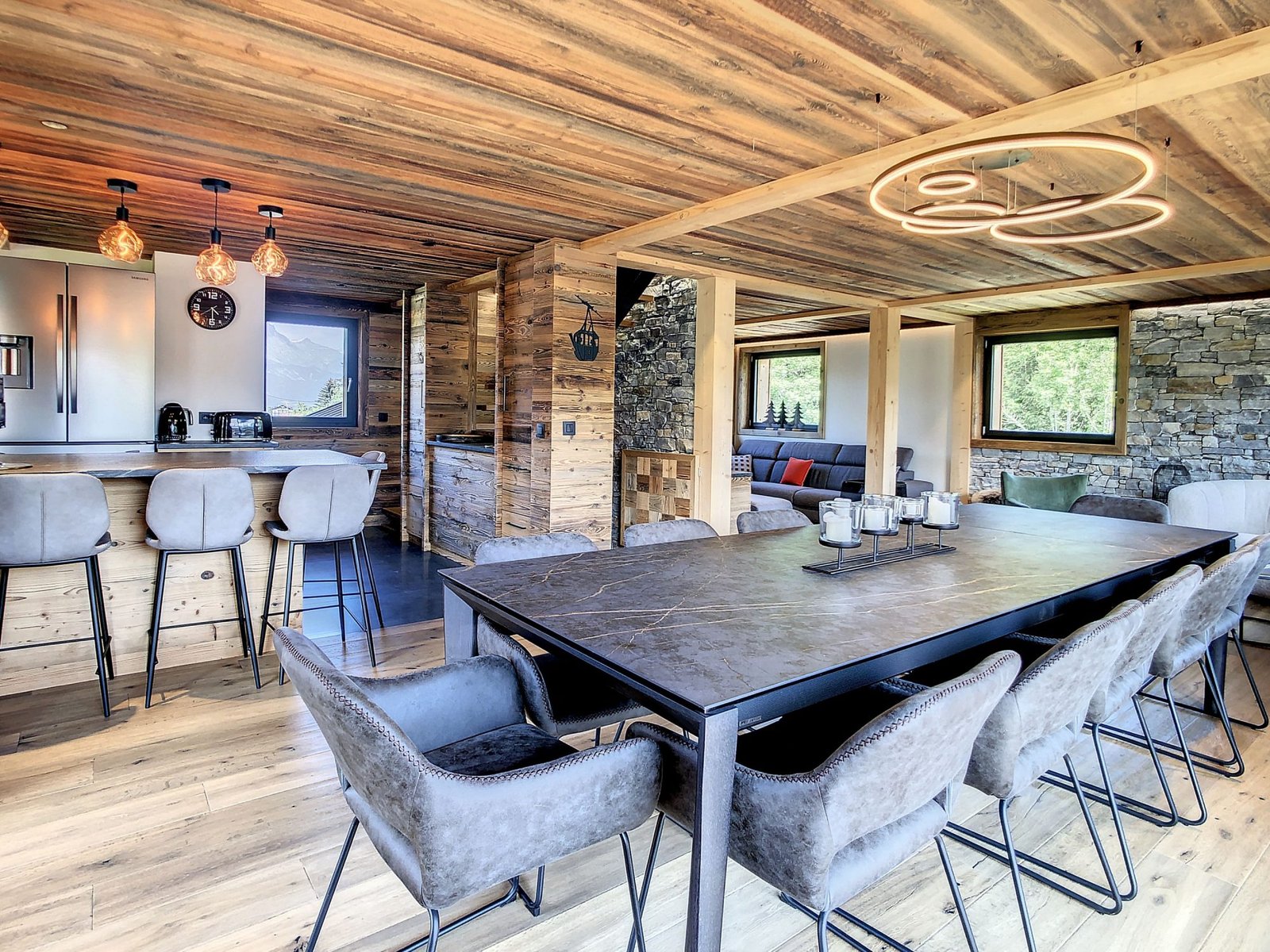 Brand-new, contemporary chalet for rent in Demi-Quartier, 3 minutes’ drive from the Princesse slopes. – Photo 1 Brand-new, contemporary chalet for rent in Demi-Quartier, 3 minutes' drive from the Princesse slopes. - Photo 1