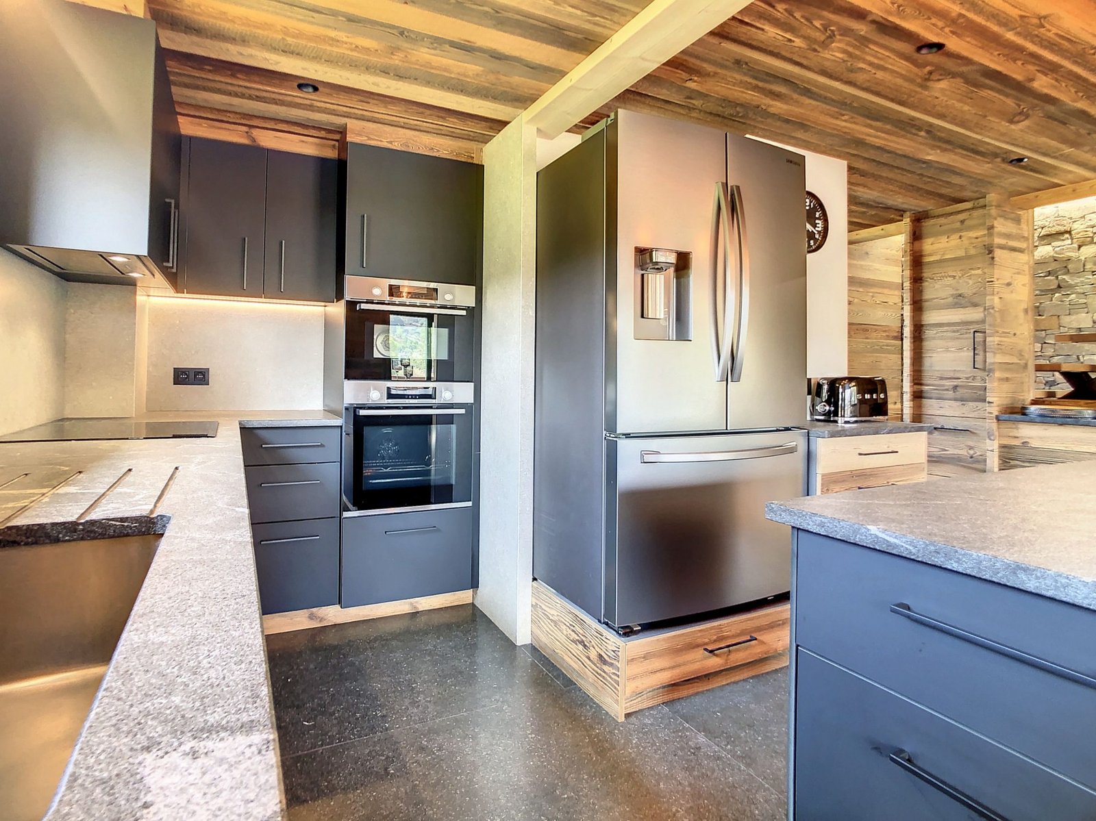 Brand-new, contemporary chalet for rent in Demi-Quartier, 3 minutes’ drive from the Princesse slopes. – Photo 3 Brand-new, contemporary chalet for rent in Demi-Quartier, 3 minutes' drive from the Princesse slopes. - Photo 3