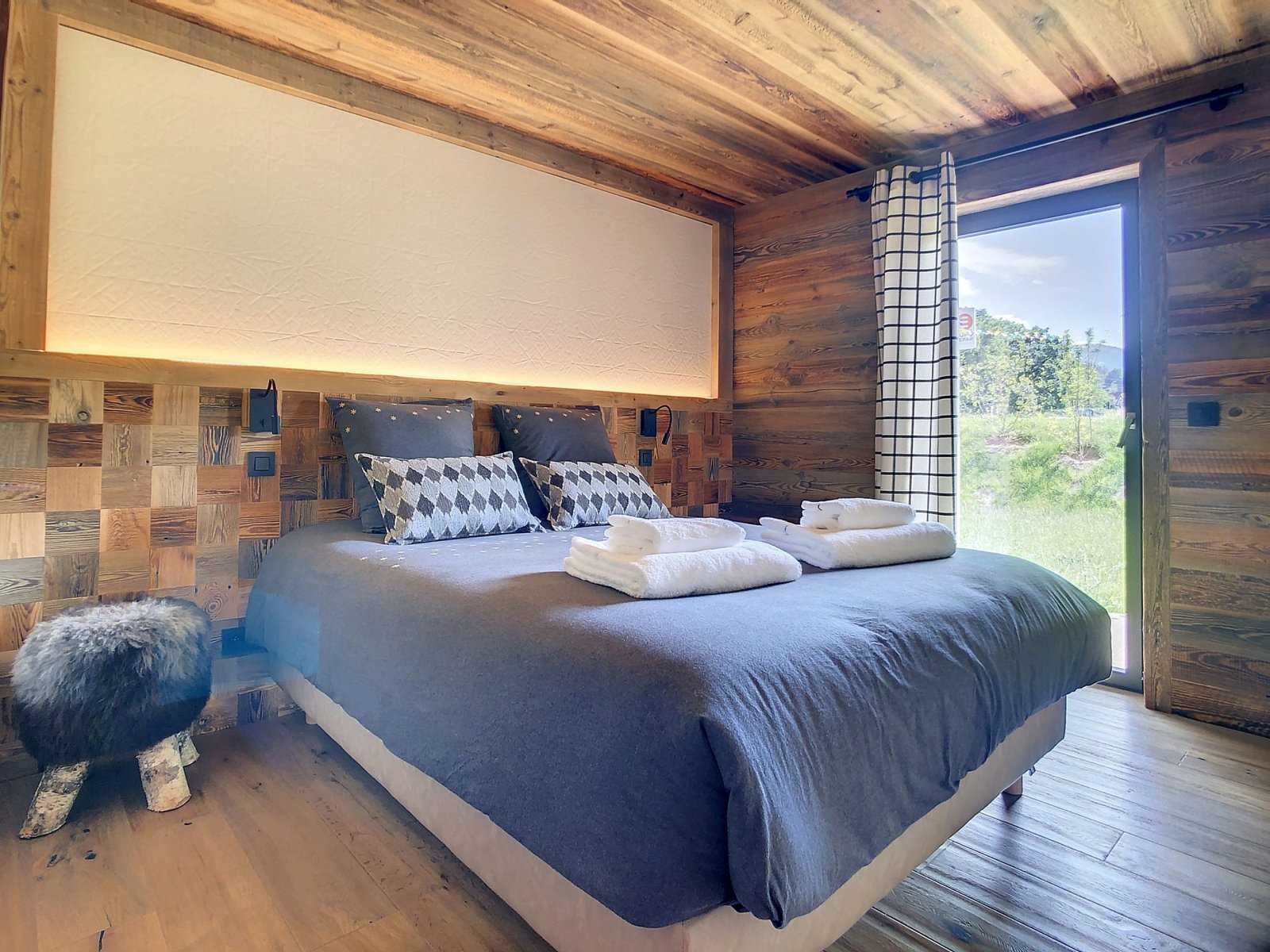 Brand-new, contemporary chalet for rent in Demi-Quartier, 3 minutes’ drive from the Princesse slopes. – Photo 8 Brand-new, contemporary chalet for rent in Demi-Quartier, 3 minutes' drive from the Princesse slopes. - Photo 8