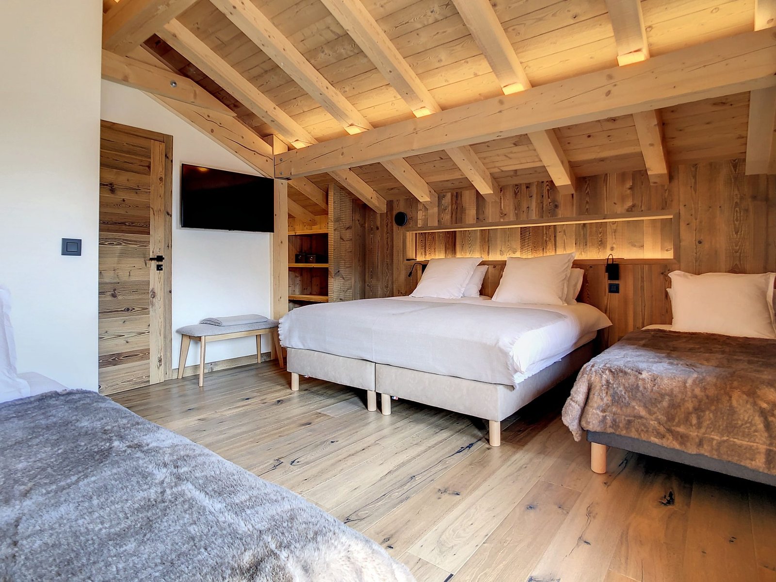 Brand-new, contemporary chalet for rent in Demi-Quartier, 3 minutes’ drive from the Princesse slopes. – Photo 13 Brand-new, contemporary chalet for rent in Demi-Quartier, 3 minutes' drive from the Princesse slopes. - Photo 13