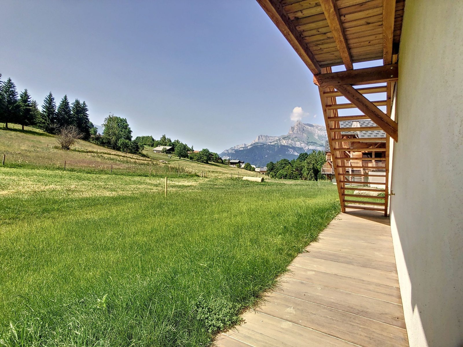 Brand-new, contemporary chalet for rent in Demi-Quartier, 3 minutes’ drive from the Princesse slopes. – Photo 20 Brand-new, contemporary chalet for rent in Demi-Quartier, 3 minutes' drive from the Princesse slopes. - Photo 20