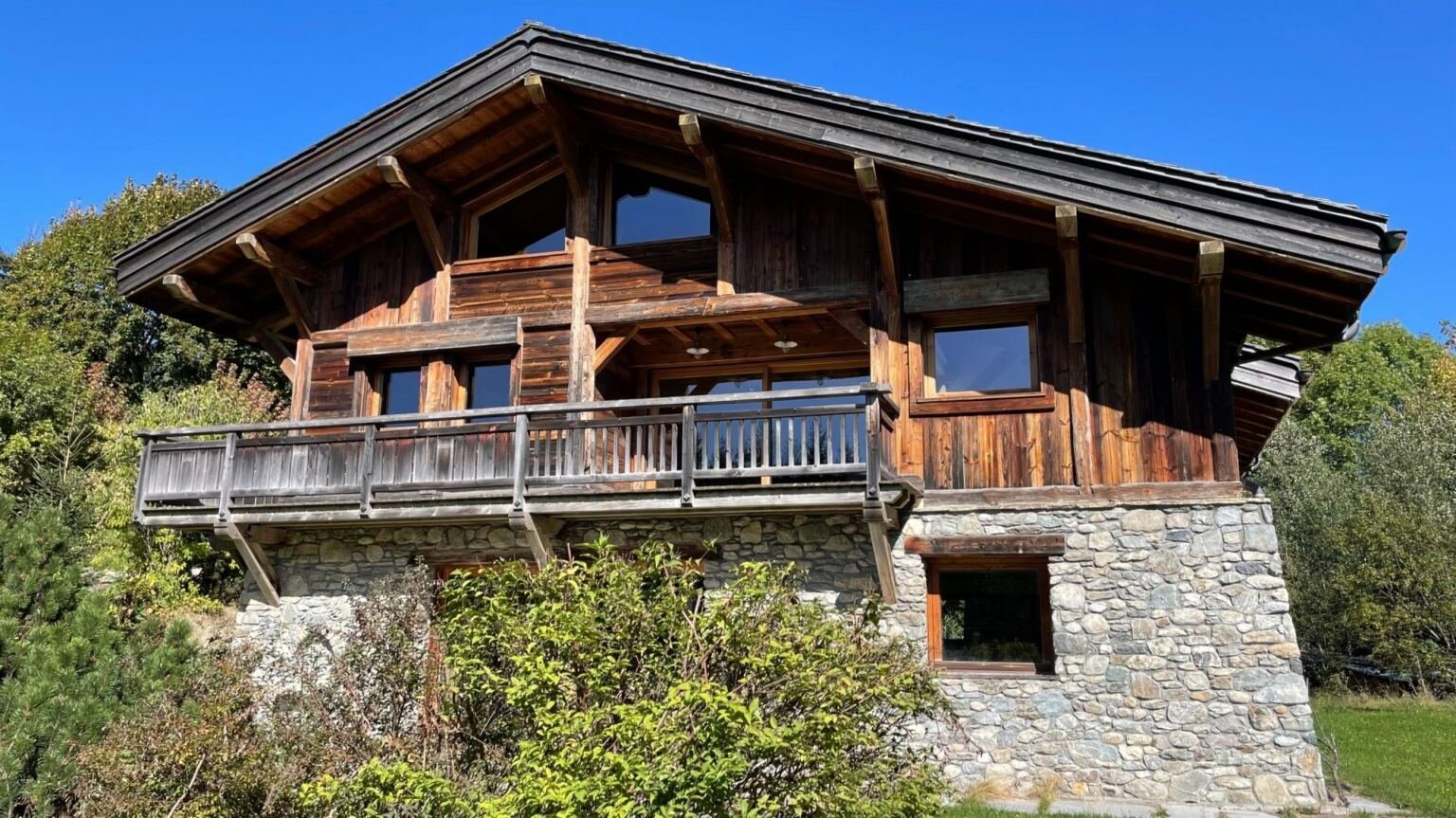 Chalet with a lovely garden for rent, 5 minutes’ drive from the centre of Megève. – Photo 1 Chalet with a lovely garden for rent, 5 minutes' drive from the centre of Megève. - Photo 1