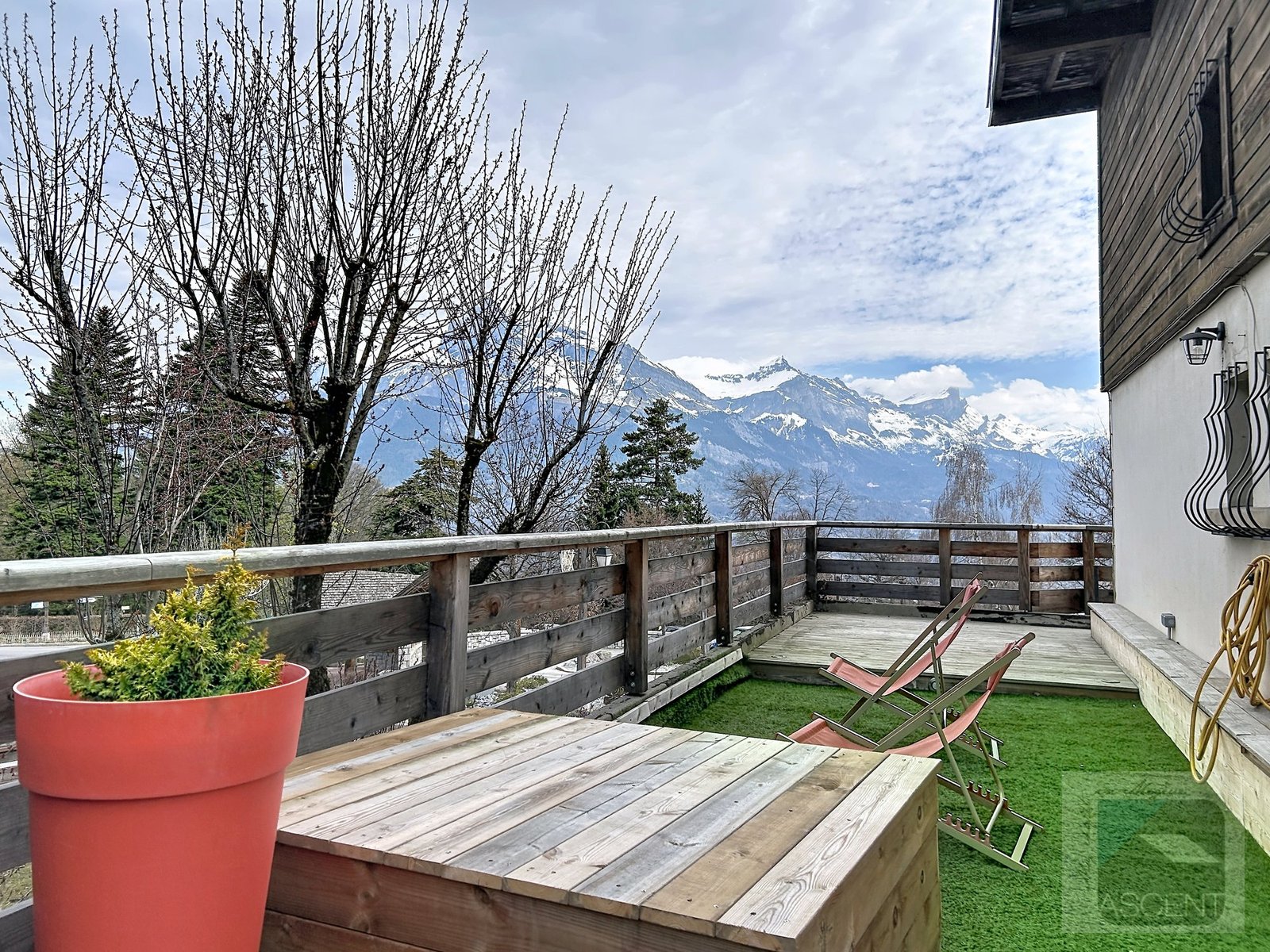 comblours-13 Appt Comblours - Terrasse, vue montagne