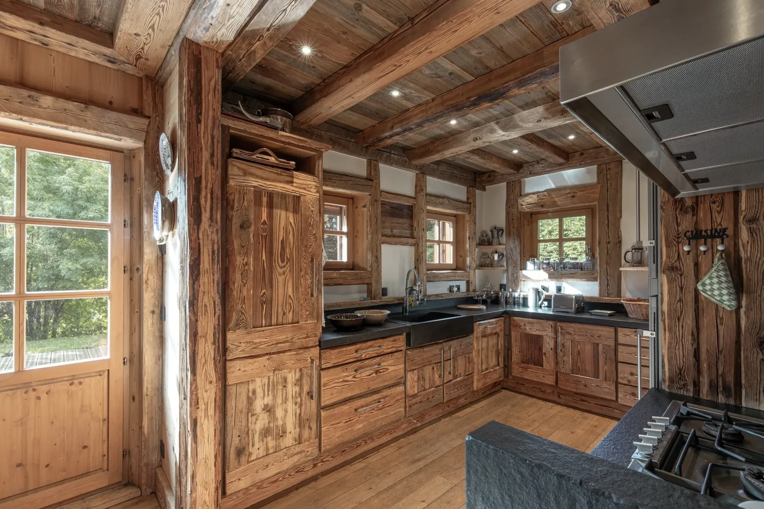 Cuisine ouverte sur le séjour — Chalet Jaillet, location saisonnière à Megève