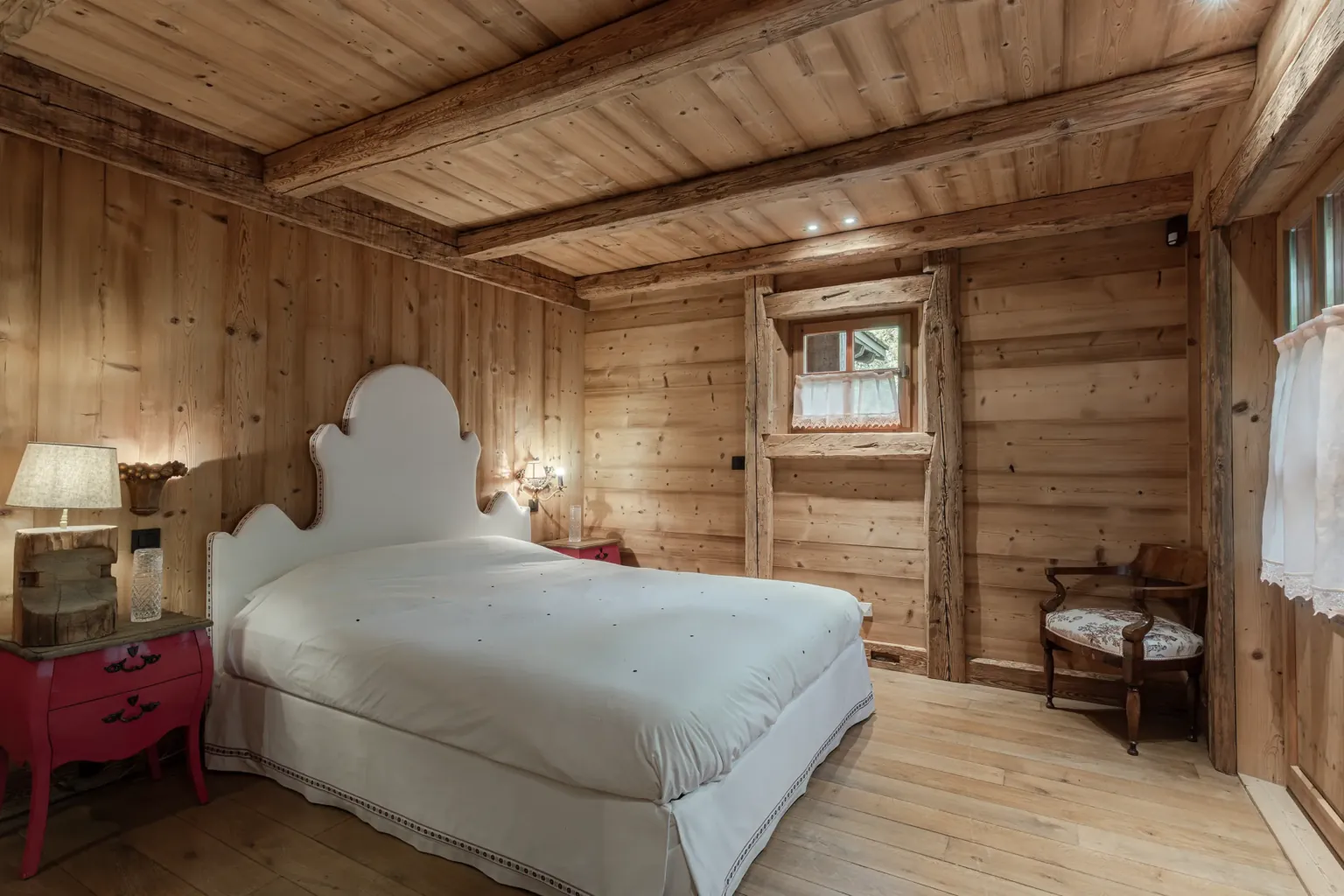 Chambre 1, lit double — Chalet Jaillet, location saisonnière à Megève