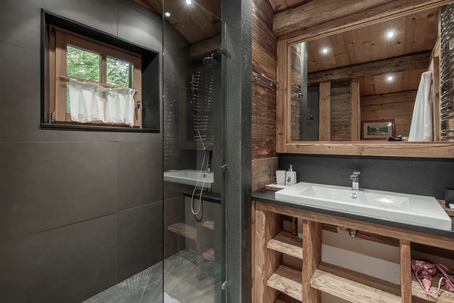 Salle de bain de la chambre 1 — Chalet Jaillet, location saisonnière à Megève