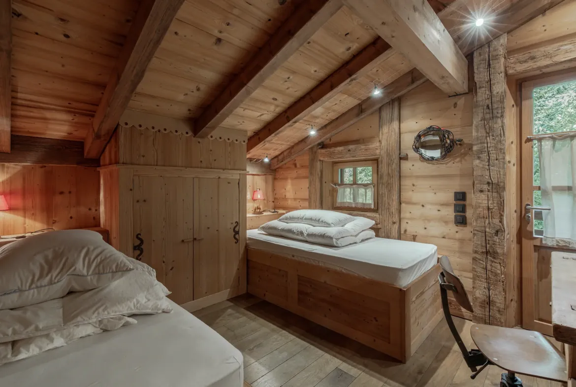 Chambre 2, lit king — Chalet Jaillet, location saisonnière à Megève