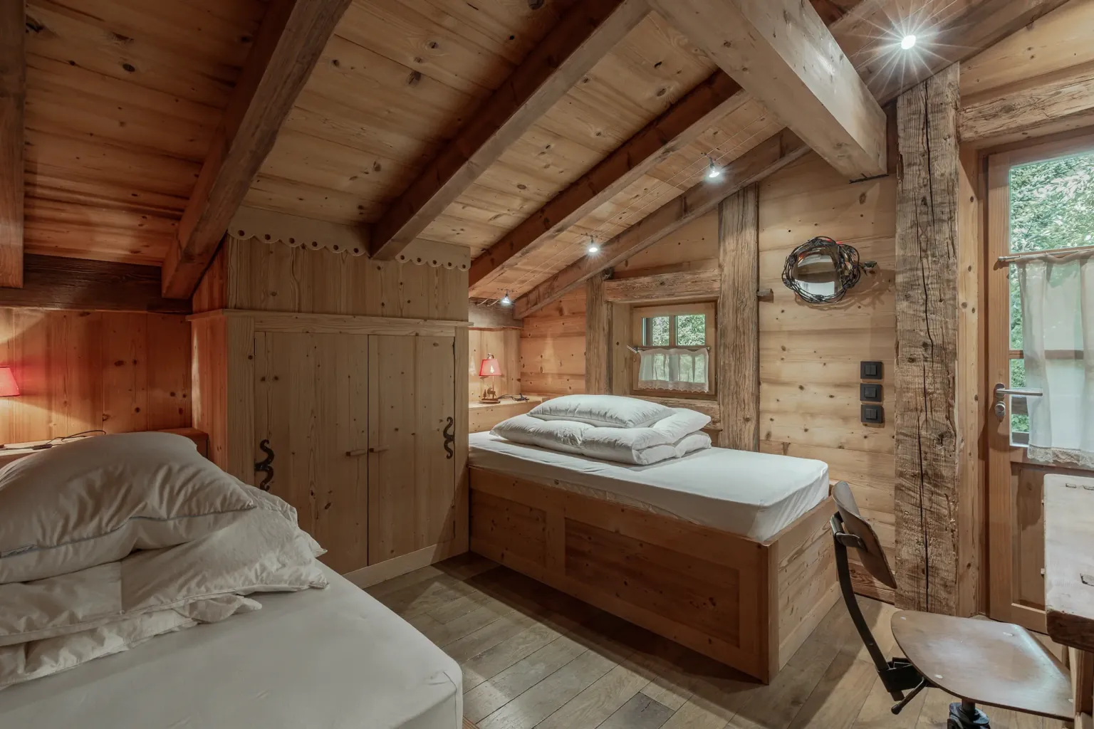 Chambre 2, lit king — Chalet Jaillet, location saisonnière à Megève