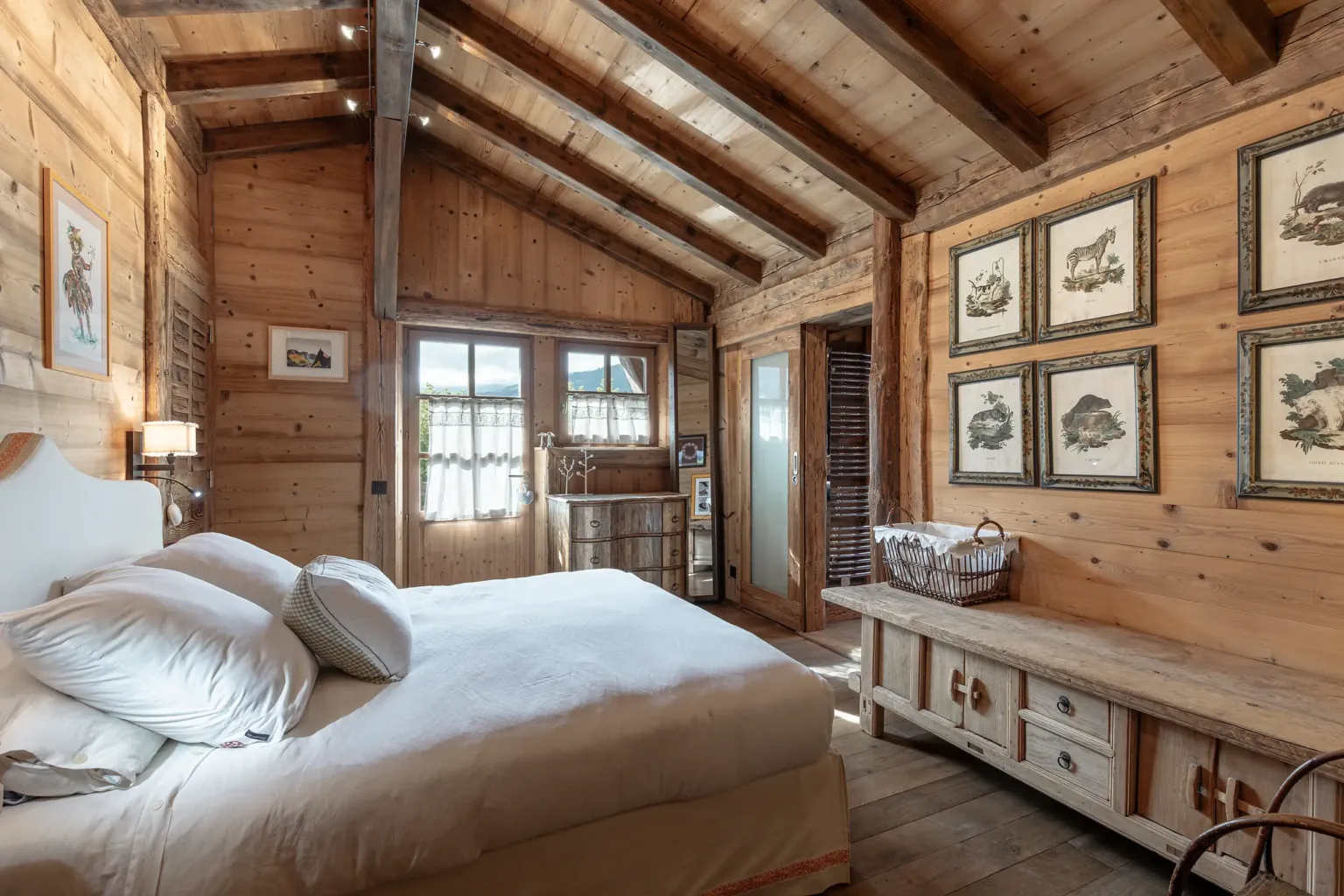 Chambre 4, lit king — Chalet Jaillet, location saisonnière à Megève