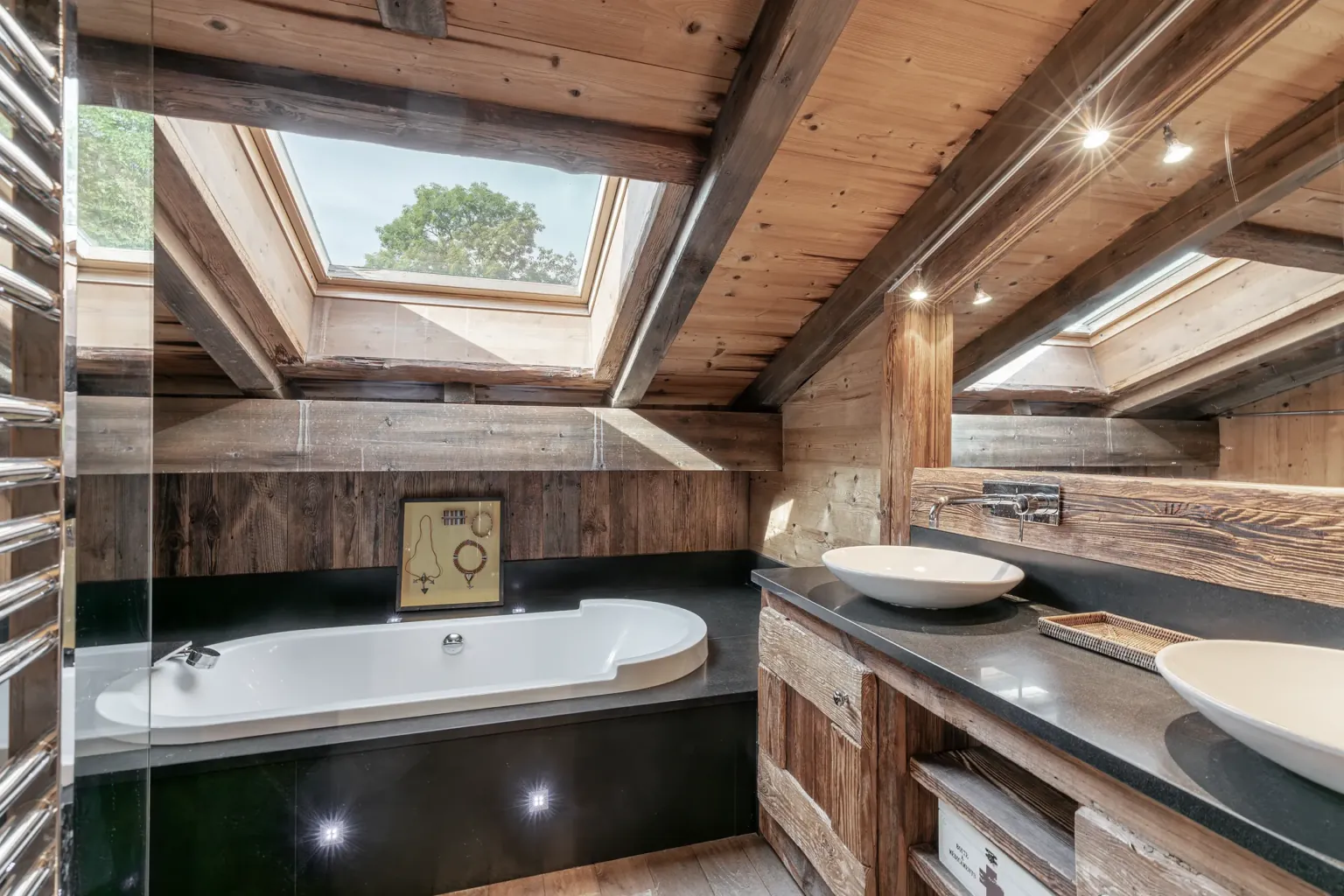 Salle de bain avec baignoire et double vasque — Chalet Jaillet, location saisonnière à Megève