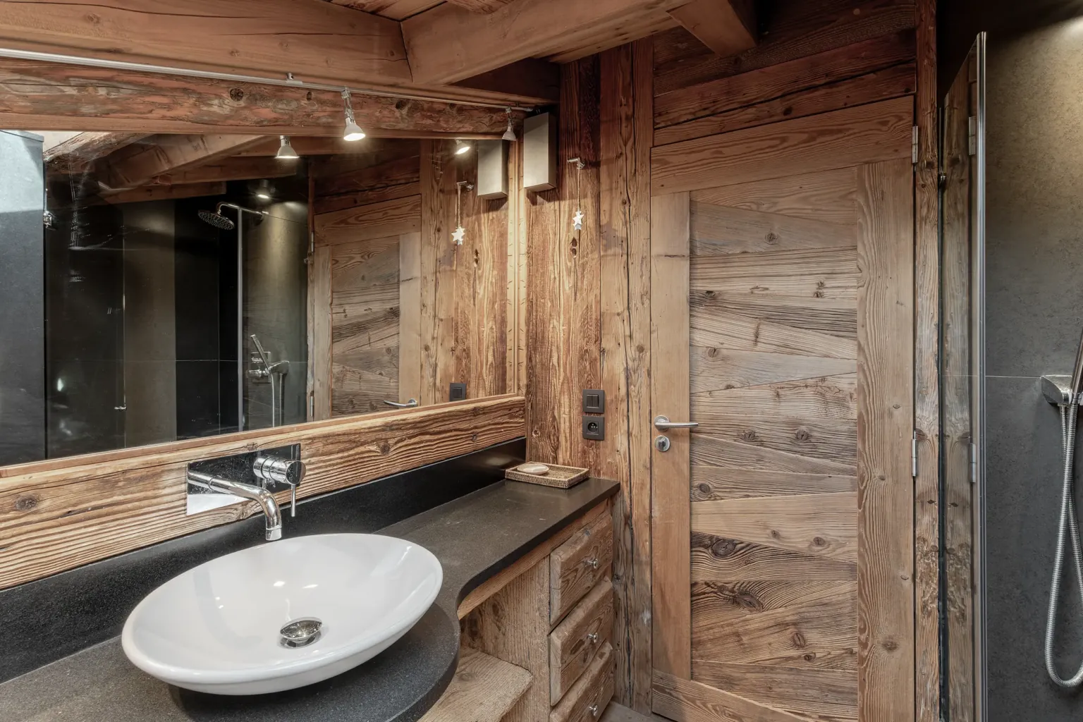 Salle de bain de la chambre 5 — Chalet Jaillet, location saisonnière à Megève