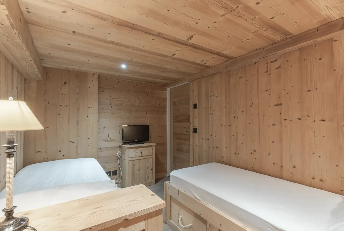 Chambre 6, lit king — Chalet Jaillet, location saisonnière à Megève