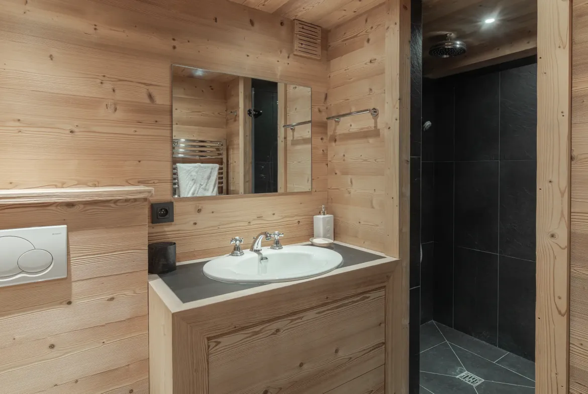 Salle de bain de la chambre 6 — Chalet Jaillet, location saisonnière à Megève