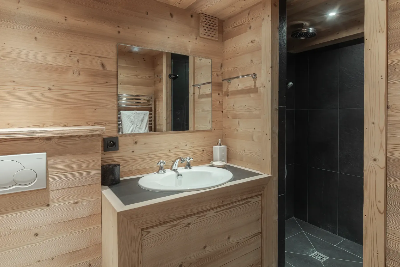Salle de bain de la chambre 6 — Chalet Jaillet, location saisonnière à Megève