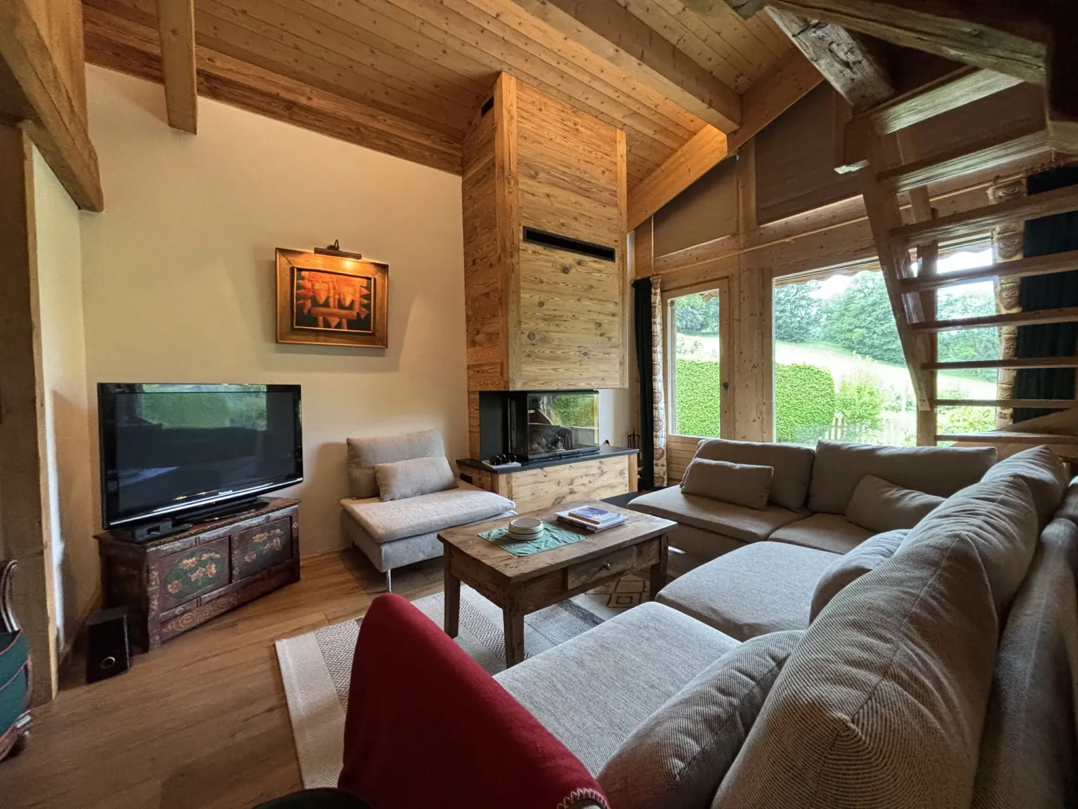 Salon ouvert sur le jardin — Appt Petit Prince, duplex à Demi-Quartier près de Megève