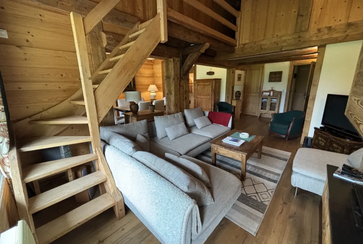 Salon et escalier vers la mezzanine — Appt Petit Prince, duplex à Demi-Quartier près de Megève