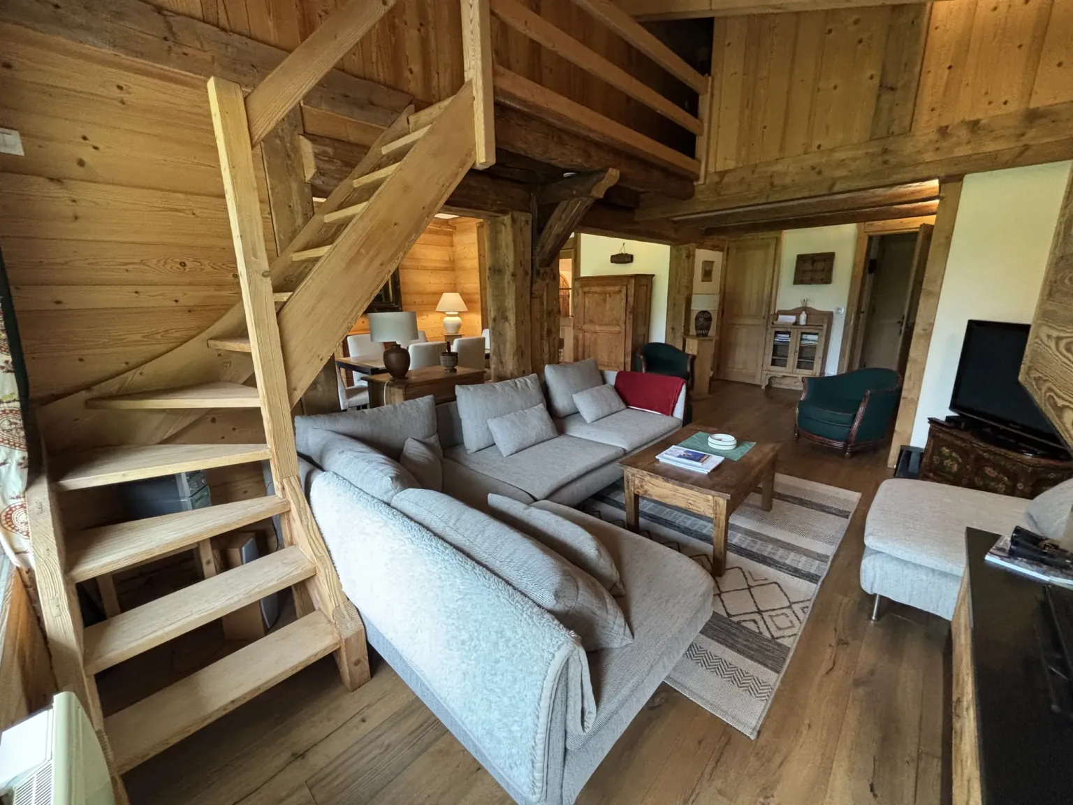 Salon et escalier vers la mezzanine — Appt Petit Prince, duplex à Demi-Quartier près de Megève