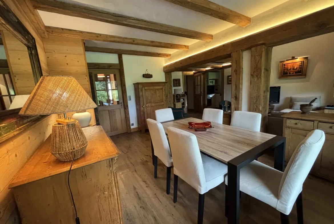 Salle à manger et cuisine — Appt Petit Prince, duplex à Demi-Quartier près de Megève