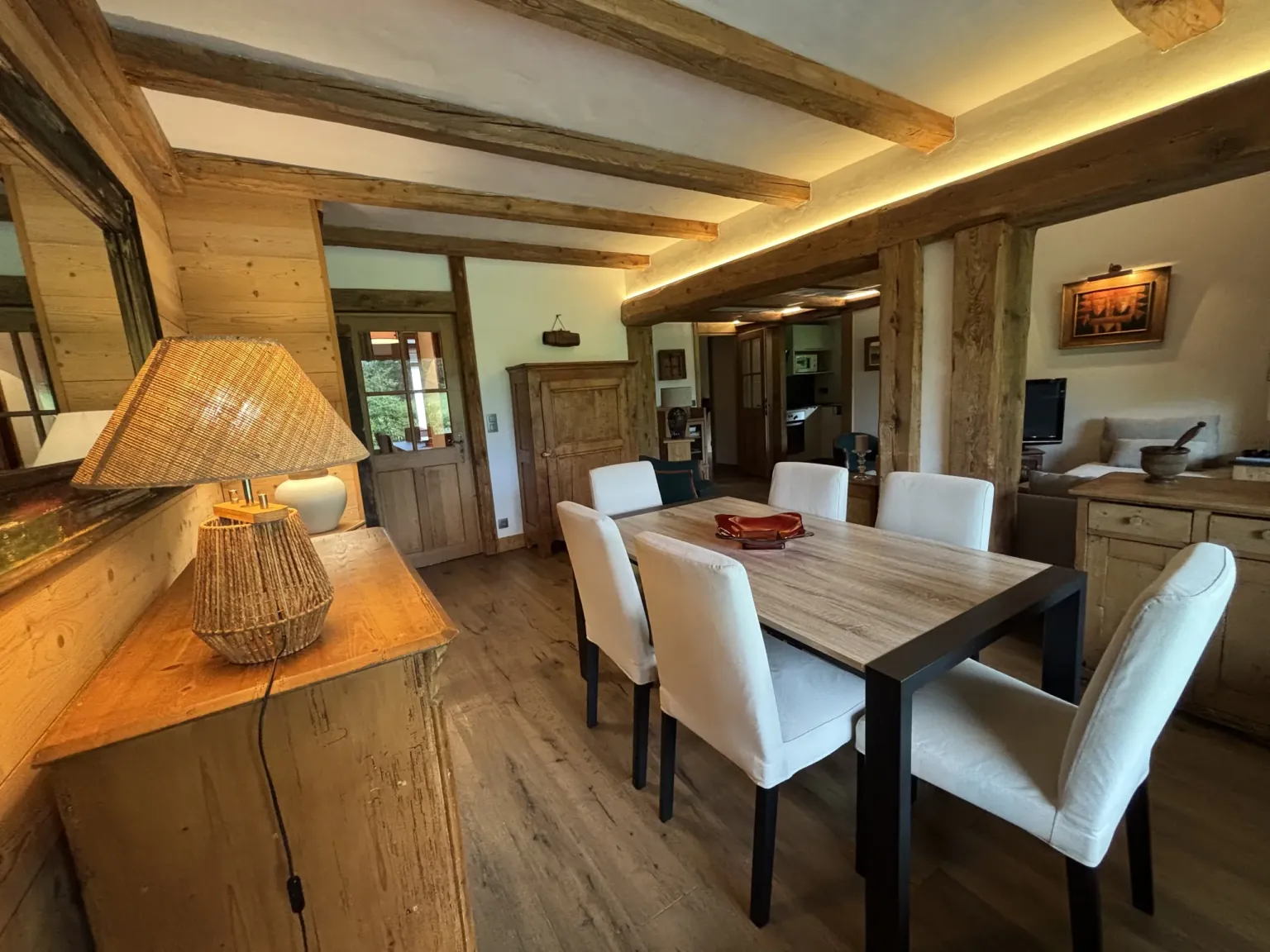 Salle à manger et cuisine — Appt Petit Prince, duplex à Demi-Quartier près de Megève