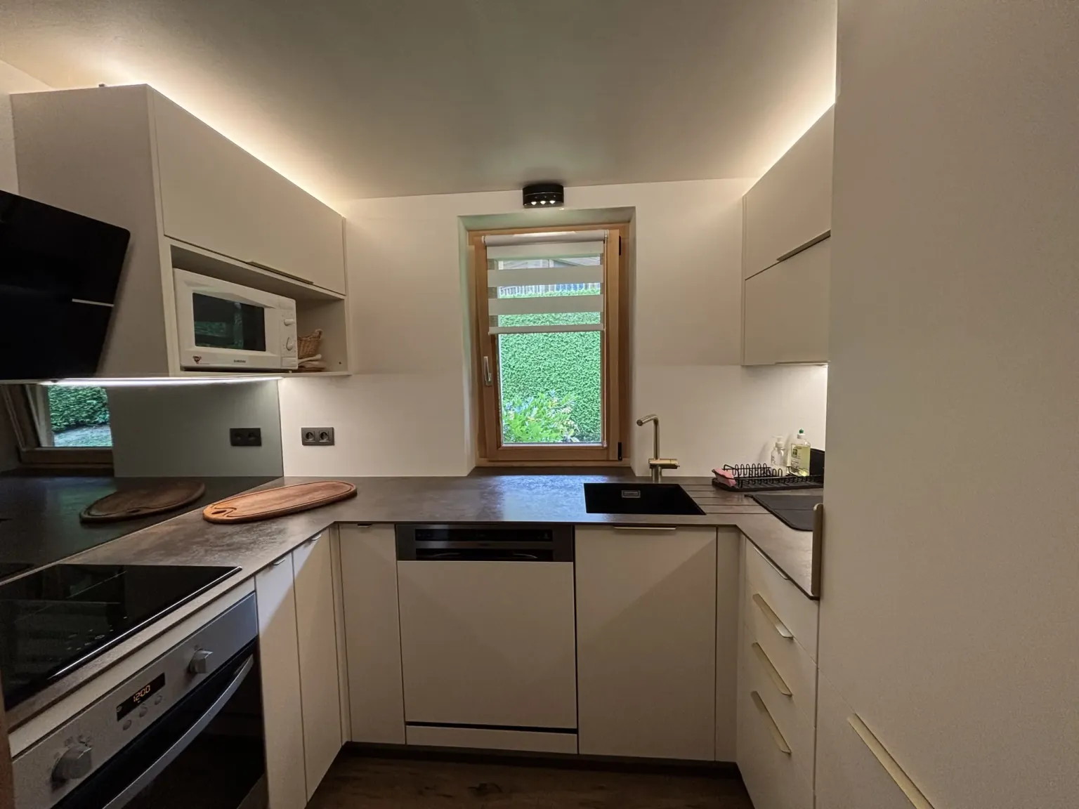 Cuisine équipée avec lave-vaisselle — Appt Petit Prince, duplex à Demi-Quartier près de Megève