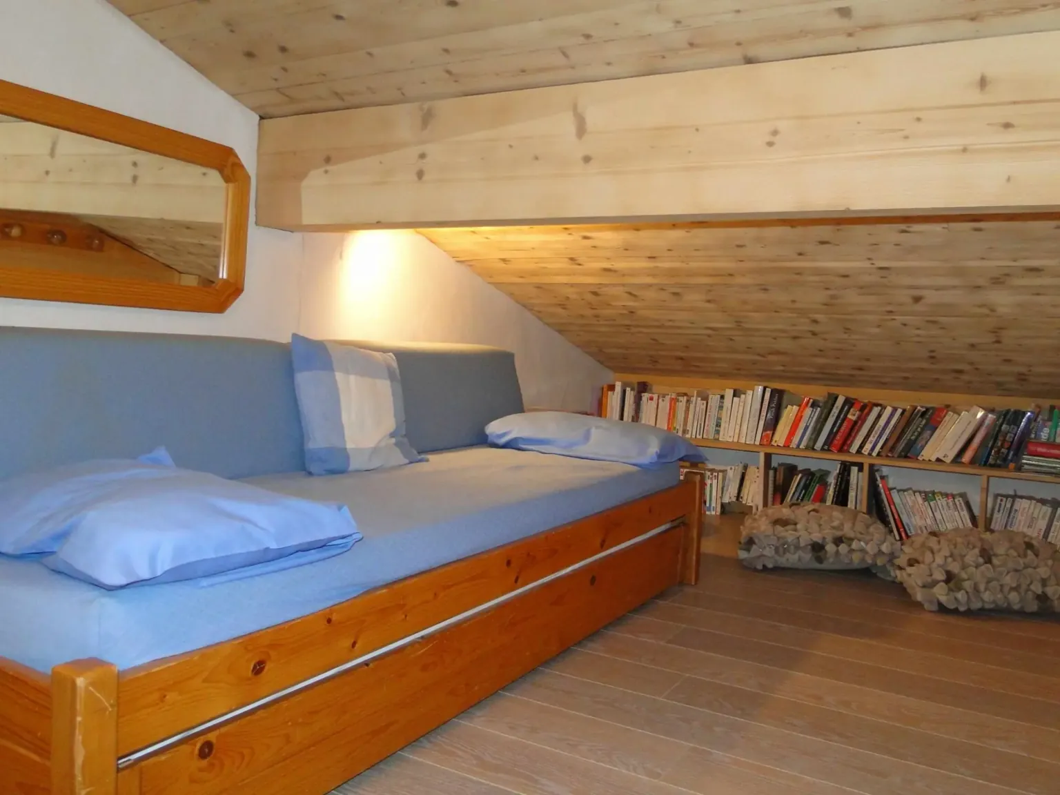 Chambre en mezzanine — Appt Petit Prince, duplex à Demi-Quartier près de Megève
