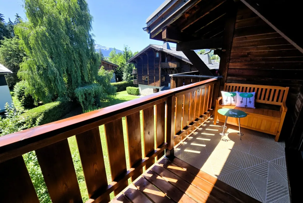 Le Refuge du Buet, Megève — Balcon ouvert sur un cœur d'îlot arboré