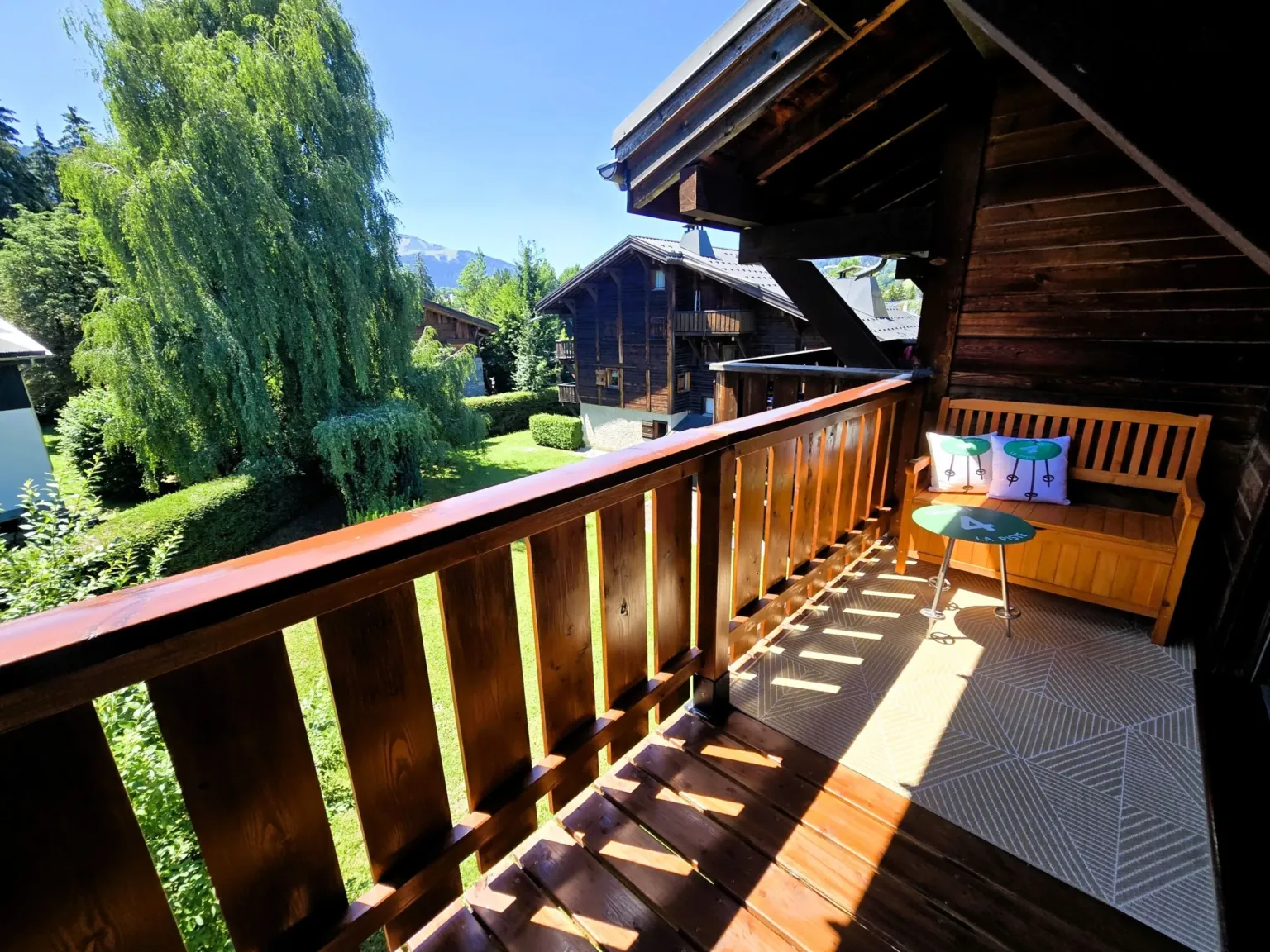 Le Refuge du Buet, Megève — Balcon ouvert sur un cœur d'îlot arboré