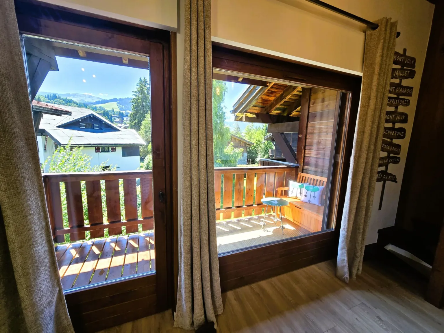Le Refuge du Buet, Megève — Accès au balcon depuis le séjour