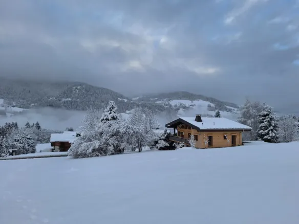 Chalet Le Stevaly, Megève — Extérieur du chalet sous la neige