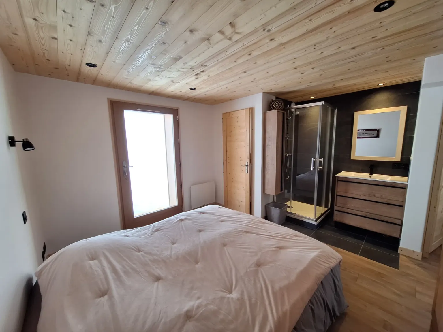 Chalet Le Stevaly, Megève — Suite parentale avec salle de douche attenante Chalet Le Stevaly, Megève — Suite parentale avec salle de douche attenante