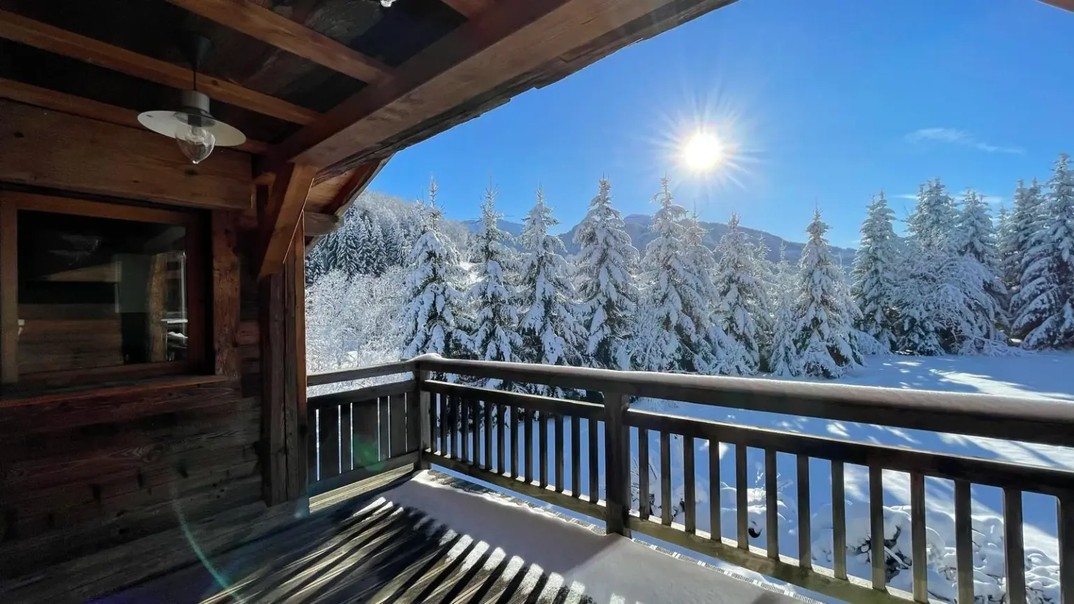 Balcon exposé sud sous la neige — Chalet Roc et Soleil, location saisonnière à Megève Balcon exposé sud sous la neige — Chalet Roc et Soleil, location saisonnière à Megève