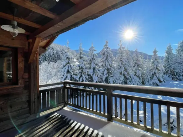 Balcon exposé sud sous la neige — Chalet Roc et Soleil, location saisonnière à Megève