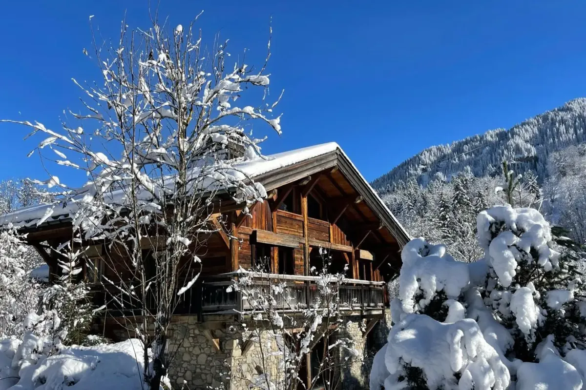 Extérieur du chalet en hiver — Chalet Roc et Soleil, location saisonnière à Megève