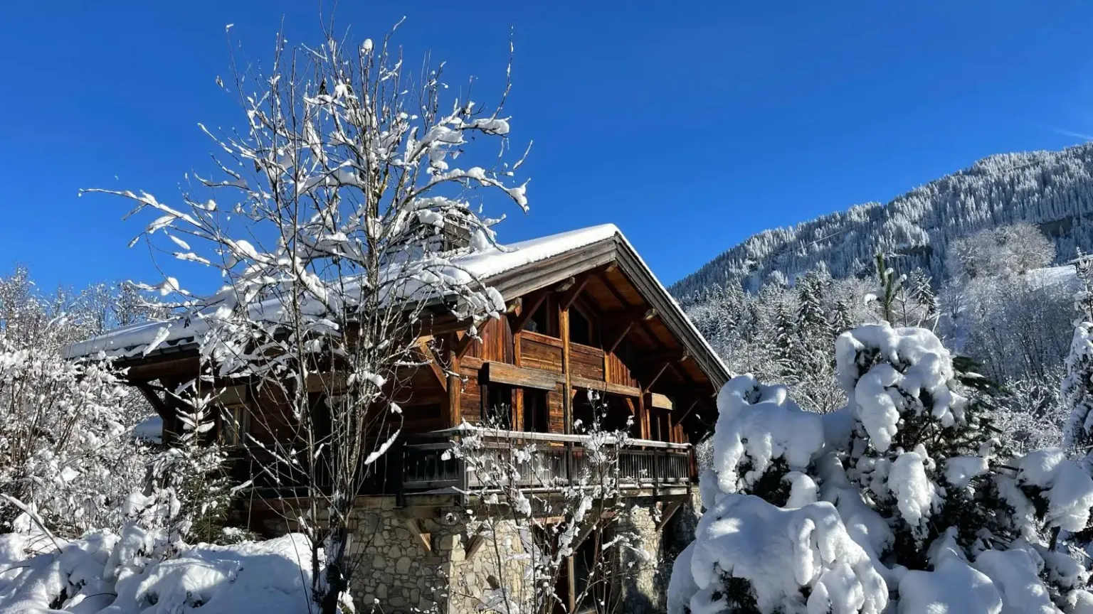 Extérieur du chalet en hiver — Chalet Roc et Soleil, location saisonnière à Megève Extérieur du chalet en hiver — Chalet Roc et Soleil, location saisonnière à Megève