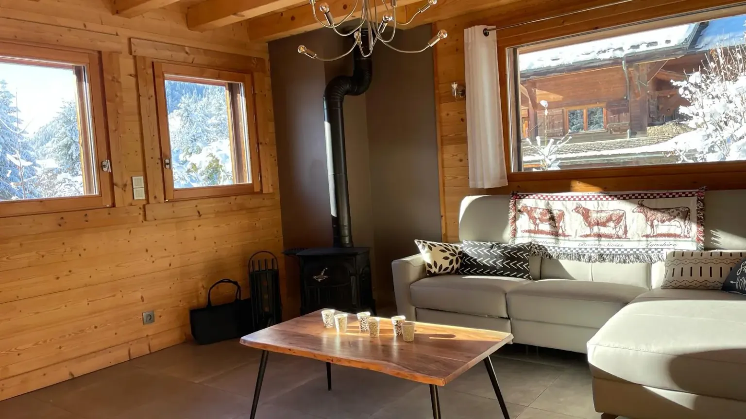 Salon avec poêle à bois — Chalet Roc et Soleil, location saisonnière à Megève Salon avec poêle à bois — Chalet Roc et Soleil, location saisonnière à Megève