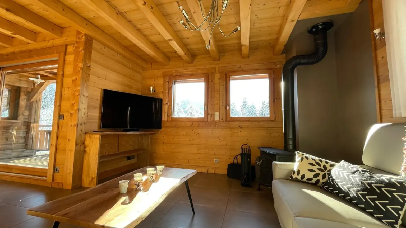 Salon avec télévision — Chalet Roc et Soleil, location saisonnière à Megève Salon avec télévision — Chalet Roc et Soleil, location saisonnière à Megève
