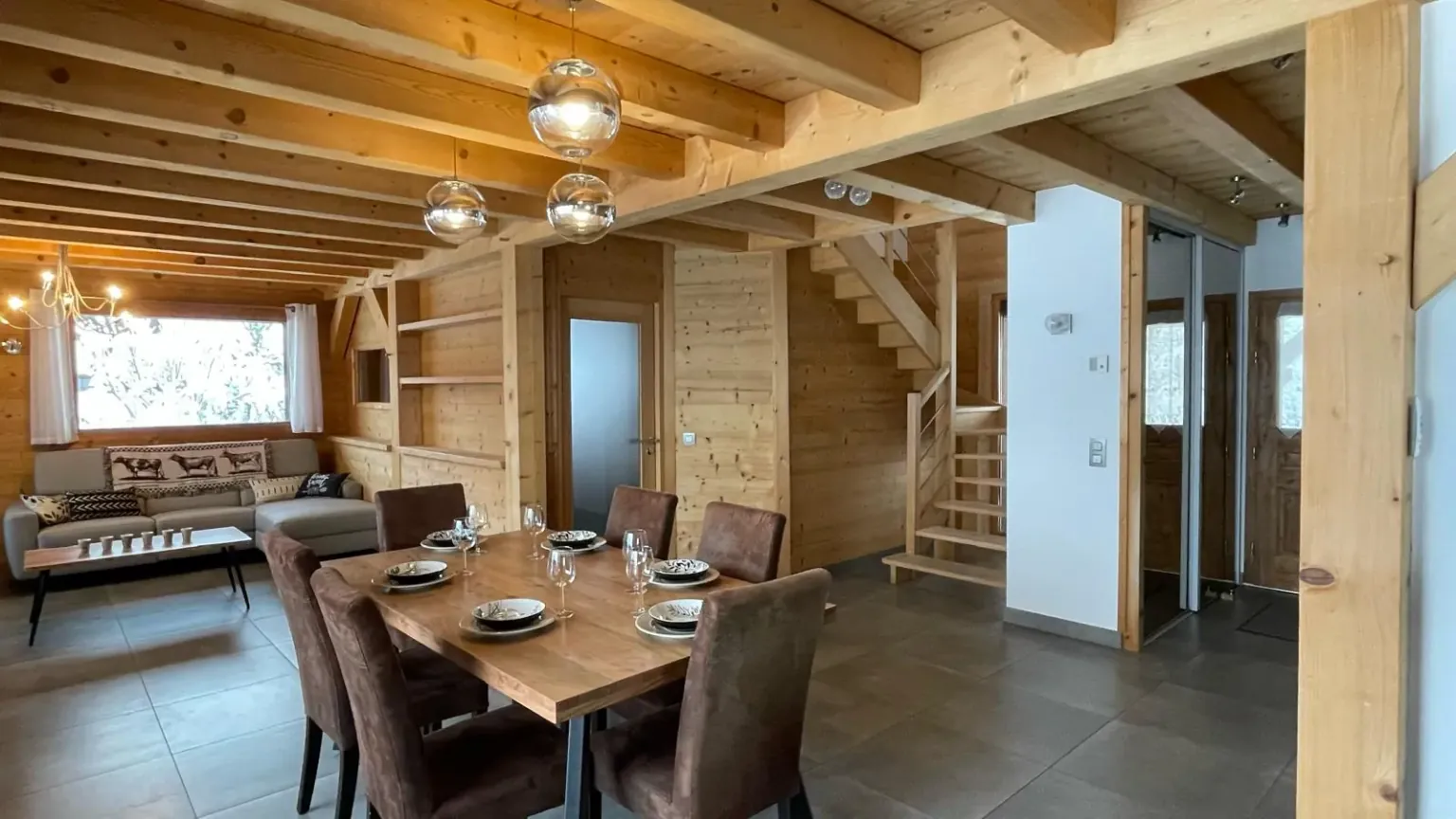 Pièce à vivre ouverte — Chalet Roc et Soleil, location saisonnière à Megève Pièce à vivre ouverte — Chalet Roc et Soleil, location saisonnière à Megève