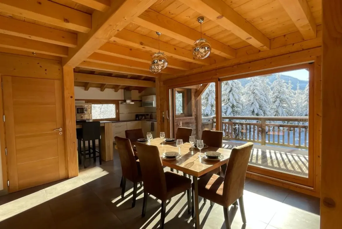 Salle à manger avec accès balcon — Chalet Roc et Soleil, location saisonnière à Megève