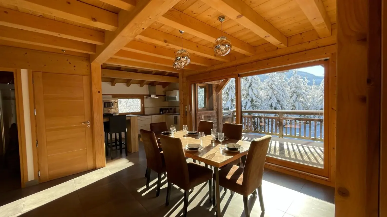 Salle à manger avec accès balcon — Chalet Roc et Soleil, location saisonnière à Megève Salle à manger avec accès balcon — Chalet Roc et Soleil, location saisonnière à Megève