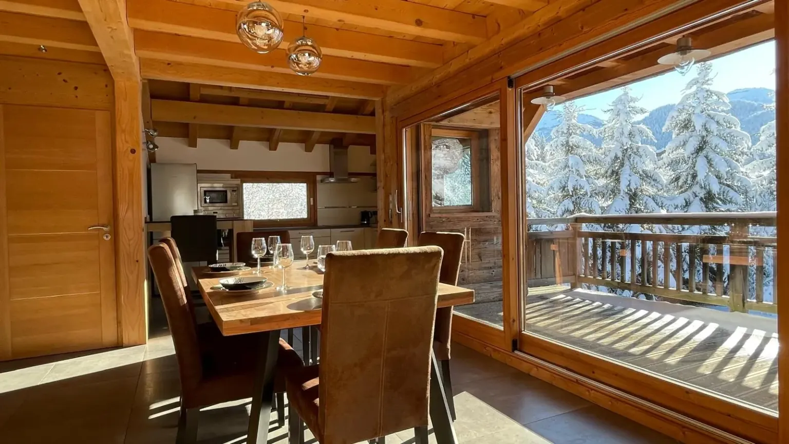 Salle à manger et cuisine ouverte — Chalet Roc et Soleil, location saisonnière à Megève Salle à manger et cuisine ouverte — Chalet Roc et Soleil, location saisonnière à Megève
