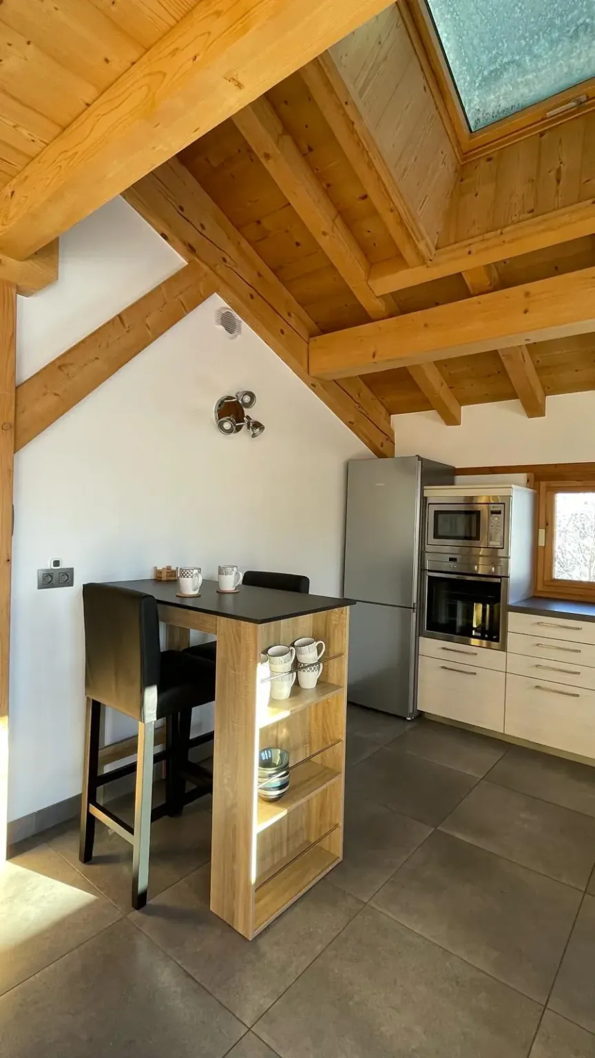 Cuisine et coin repas — Chalet Roc et Soleil, location saisonnière à Megève Cuisine et coin repas — Chalet Roc et Soleil, location saisonnière à Megève